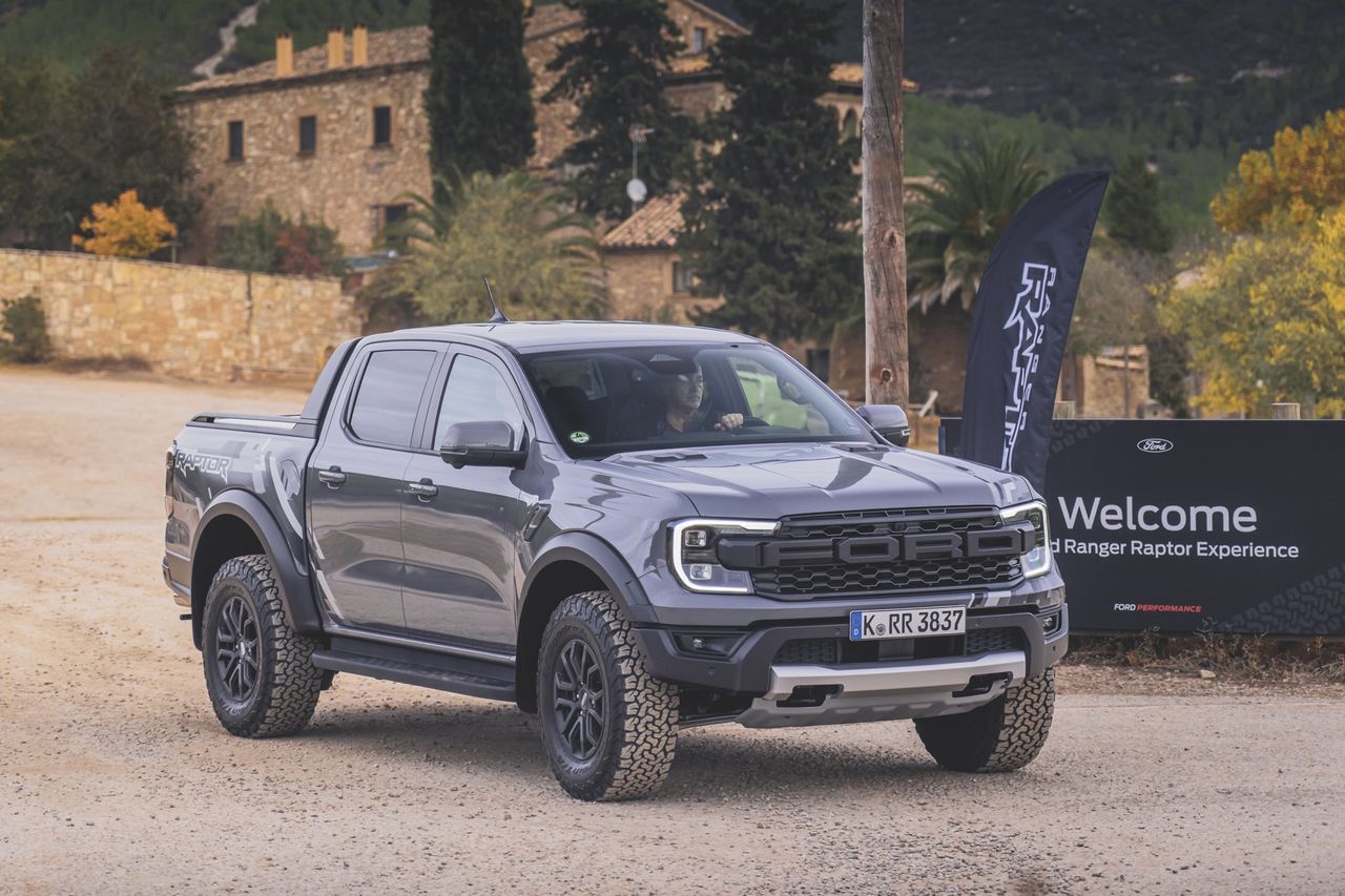 Sprzedaż nowej generacji lidera w segmencie pickupów rozpoczyna nowy Ford Ranger Raptor