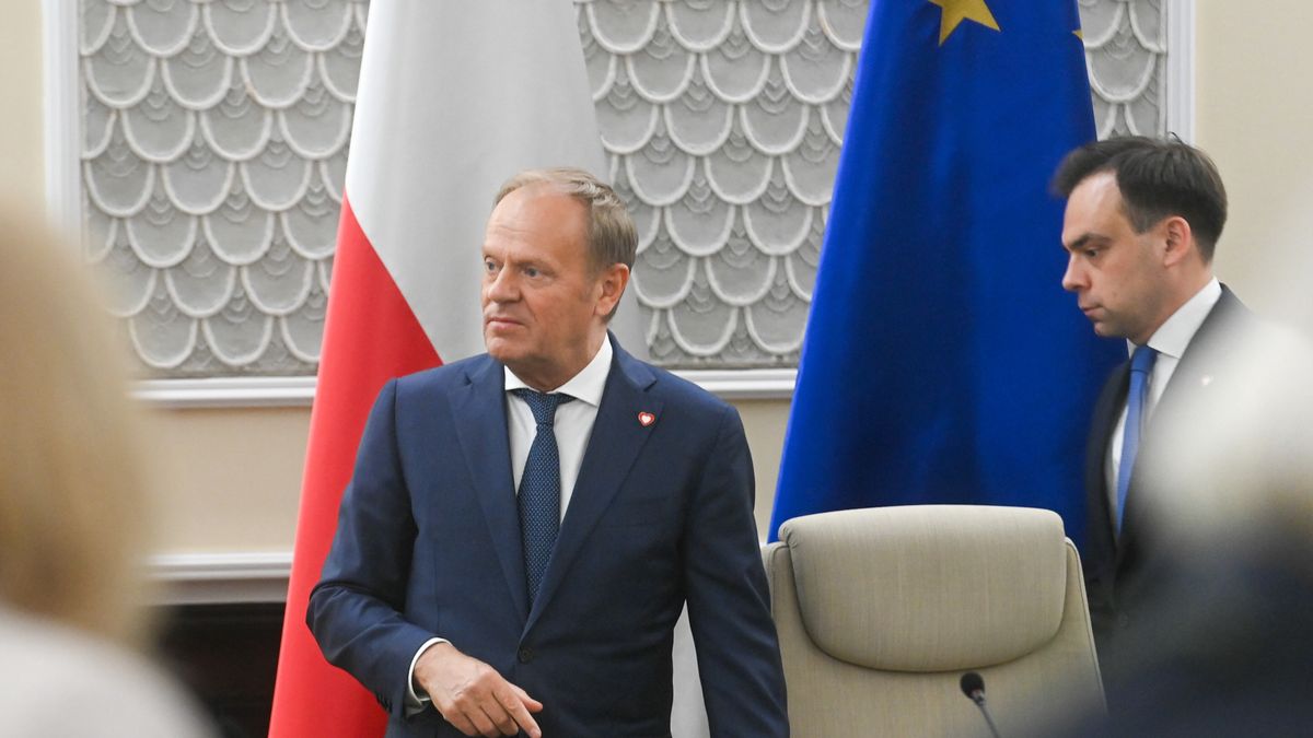 Warszawa, 15.04.2025. Premier Donald Tusk (L) przed posiedzeniem rządu w KPRM w Warszawie, 15 bm. (ad) PAP/Piotr Nowak