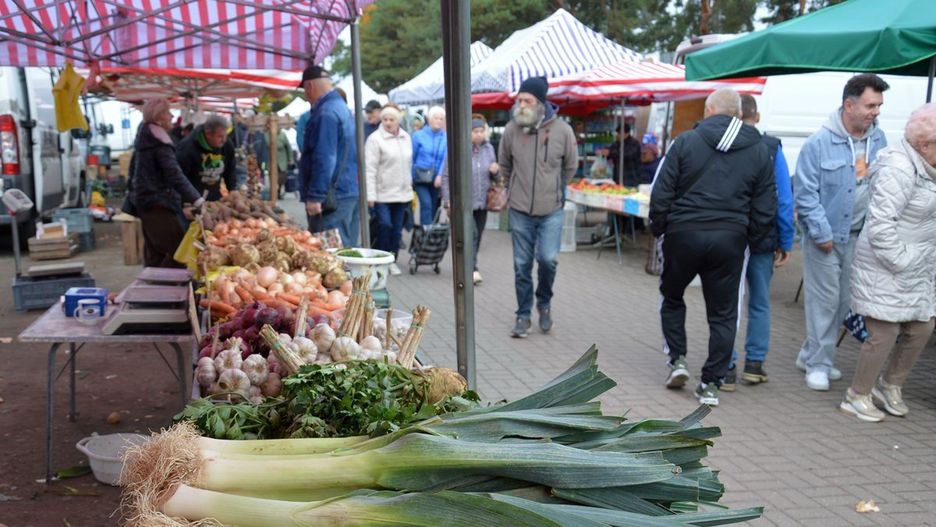 Owoce i warzywa na na placu targowym w Stalowej Woli