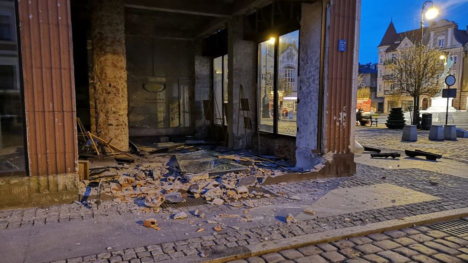 Pijana kobieta wjechała w ścianę domu towarowego w Grudziądzu