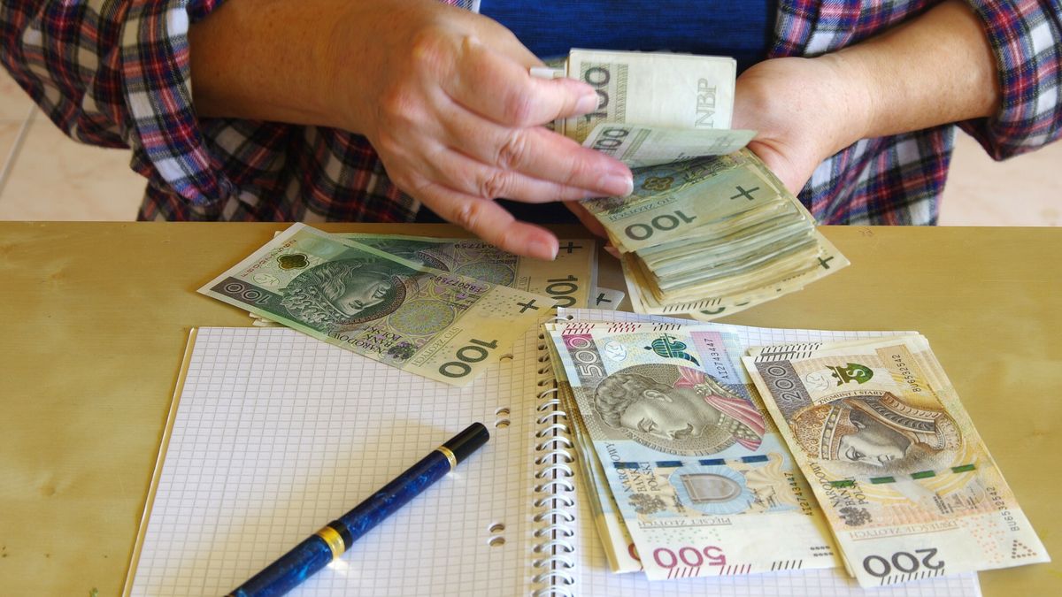 Narodowe ?wi?to Niepodleg?o?ci
PHOTO: ZOFIA I MAREK BAZAK / EAST NEWS 
N/z obliczanie domowego budzetu, miesieczne koszty utrzymania
ZOFIA BAZAK