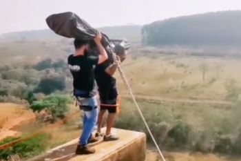 Rzucili 21-latkę na bungee bez liny. Jeden wcześniej nagrał szokujący film