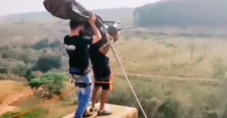 Rzucili 21-latkę na bungee bez liny. Jeden wcześniej nagrał szokujący film