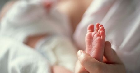 Rosja: urodziła w garażu. Noworodek w zamrażarce