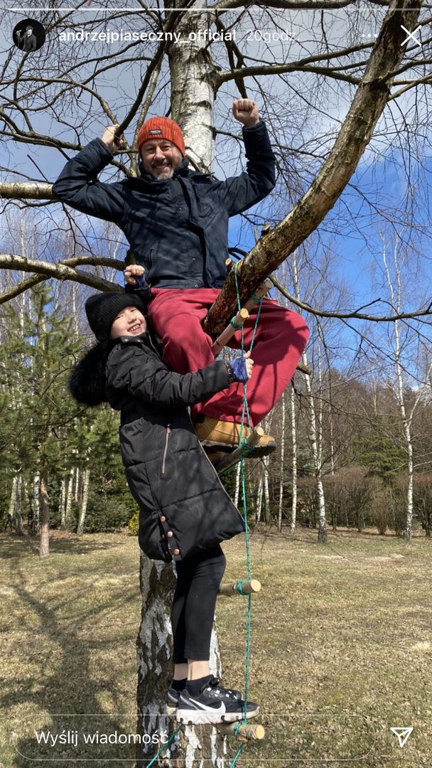 Andrzej Piaseczny z siostrzenicą w lesie. 