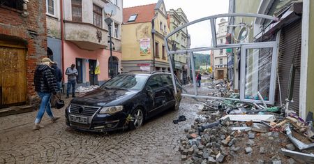 Problemy z szabrownikami w czasie powodzi. Przyłapani w skradzionym mercedesie