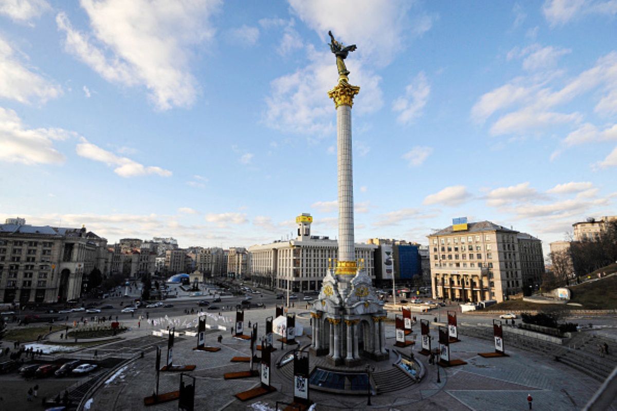Kijów. Kamera była skierowana na Majdan. Nagle pojawił się dron