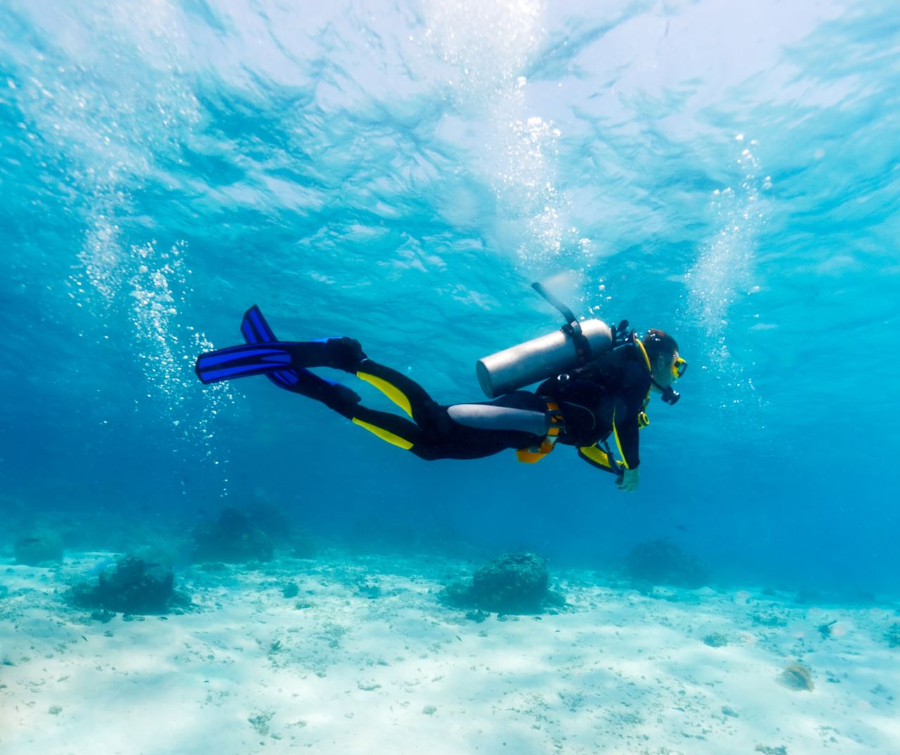 Zmodyfikowane zdjęcie Silhouette of Young Man Scuba Diver between Water Surface and Sea Bottom