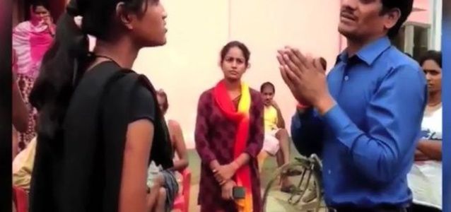 Molestowana hinduska wyśledziła swojego oprawcę i spoliczkowała go