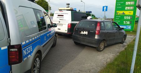 Z auta wydobywał się gęsty dym. Kierowca i pasażer palili marihuanę