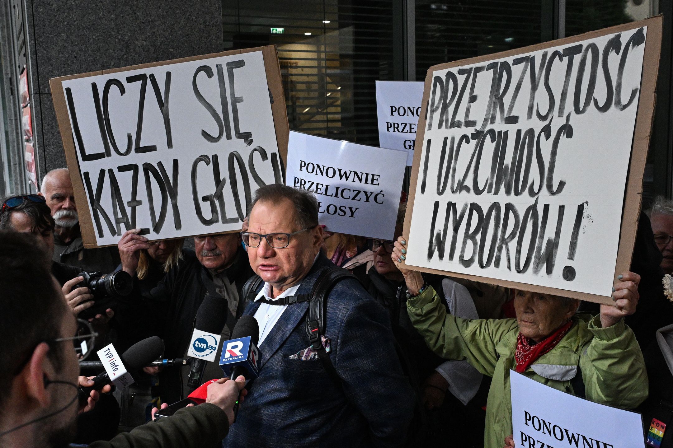 Warszawa, 09.06.2025. Wybory prezydenta RP - II tura. Członek PKW Ryszard Kalisz w drodze na posiedzenie Państwowej Komisji Wyborczej, 9 bm. przed siedzibą PKW w Warszawie. Posiedzenie PKW ma dotyczyć wpisów błędnych liczb głosów w protokółach niektórych Obwodowych Komisji Wyborczych. (ad) PAP/Radek Pietruszka