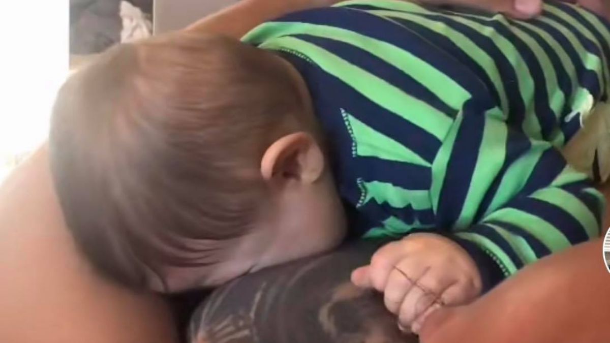 Ojciec karmi dziecko piersią