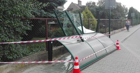 Autobus MPK wjechał w przystanek