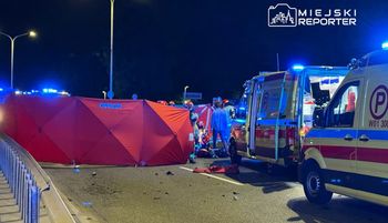 Jechał pod prąd Wisłostradą. Uderzył w trzy pojazdy i uciekł
