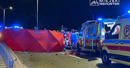 Jechał pod prąd Wisłostradą. Uderzył w trzy pojazdy i uciekł