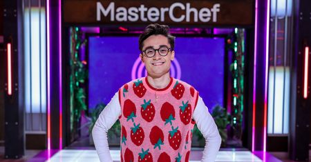 Jego przepis na sernik baskijski jest hitem. Prowadzący "MasterChefa Nastolatki" zdradził, co fani wykrzykują mu na ulicy