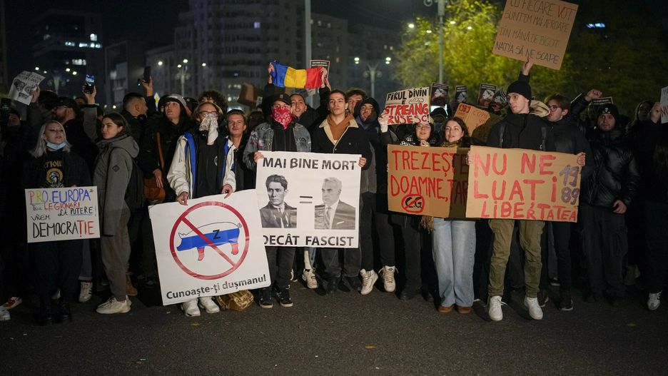 Wybory prezydenckie w Rumunii
Youngsters attend a protest against Calin Georgescu, the independent candidate for Romanian presidency who won the first round of elections making it to the Dec. 8, runoff in Bucharest, Romania, Wednesday, Nov. 27, 2024. (AP Photo/Vadim Ghirda)
Vadim Ghirda