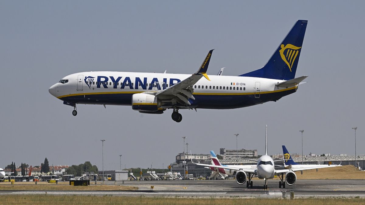 Ryanair tnie połączenia do Hiszpanii.