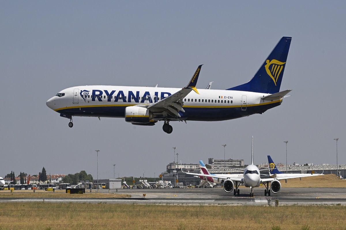 Zła informacja dla Polaków. Ryanair tnie połączenia