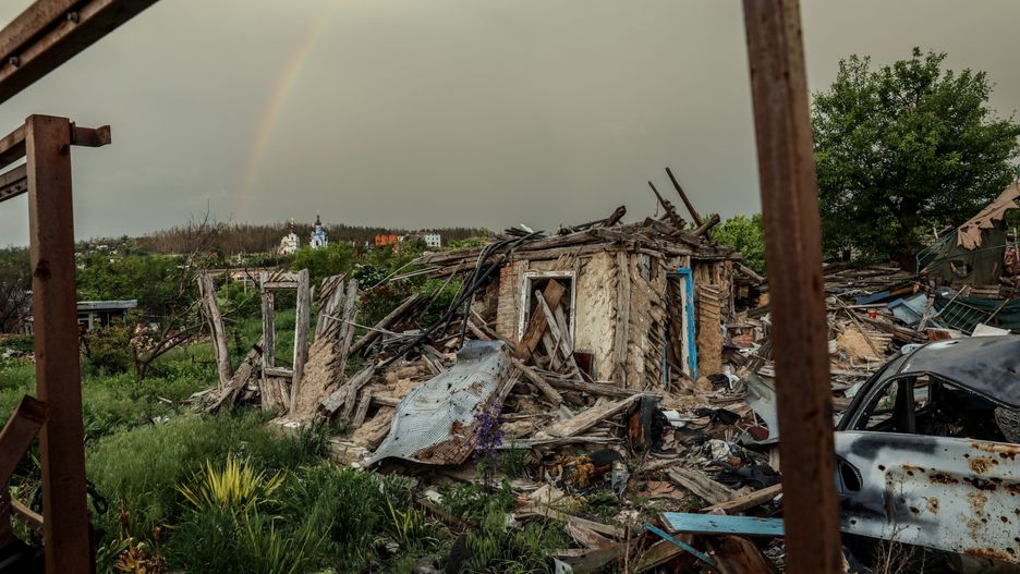 Ukrainian villagers return to war-torn Bohorodychne
epa10656955 A destroyed house in Bohorodychne village, Donetsk region, 26 May 2023 (issued 27 May 2023). Bohorodyche had a population of roughly 600 persons before the war. Only 18 individuals have returned to their houses as of yet. Russian troops entered Ukraine on 24 February 2022 starting a conflict that has provoked destruction and a humanitarian crisis.  EPA/OLEG PETRASYUK  ATTENTION: This Image is part of a PHOTO SET 
Dostawca: PAP/EPA.
OLEG PETRASYUK