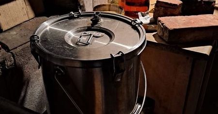Dolny Śląsk. Kontrabanda przejęta przez policję. 400 kilogramów tytoniu i alkohol domowej roboty