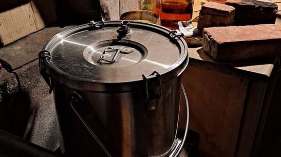 Dolny Śląsk. Kontrabanda przejęta przez policję. 400 kilogramów tytoniu i alkohol domowej roboty
