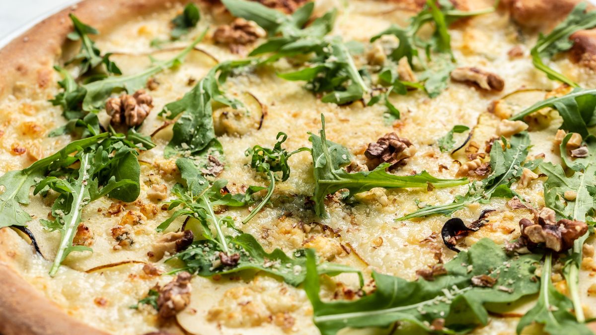 Pizza z białym sosem zamiast pomidorowego