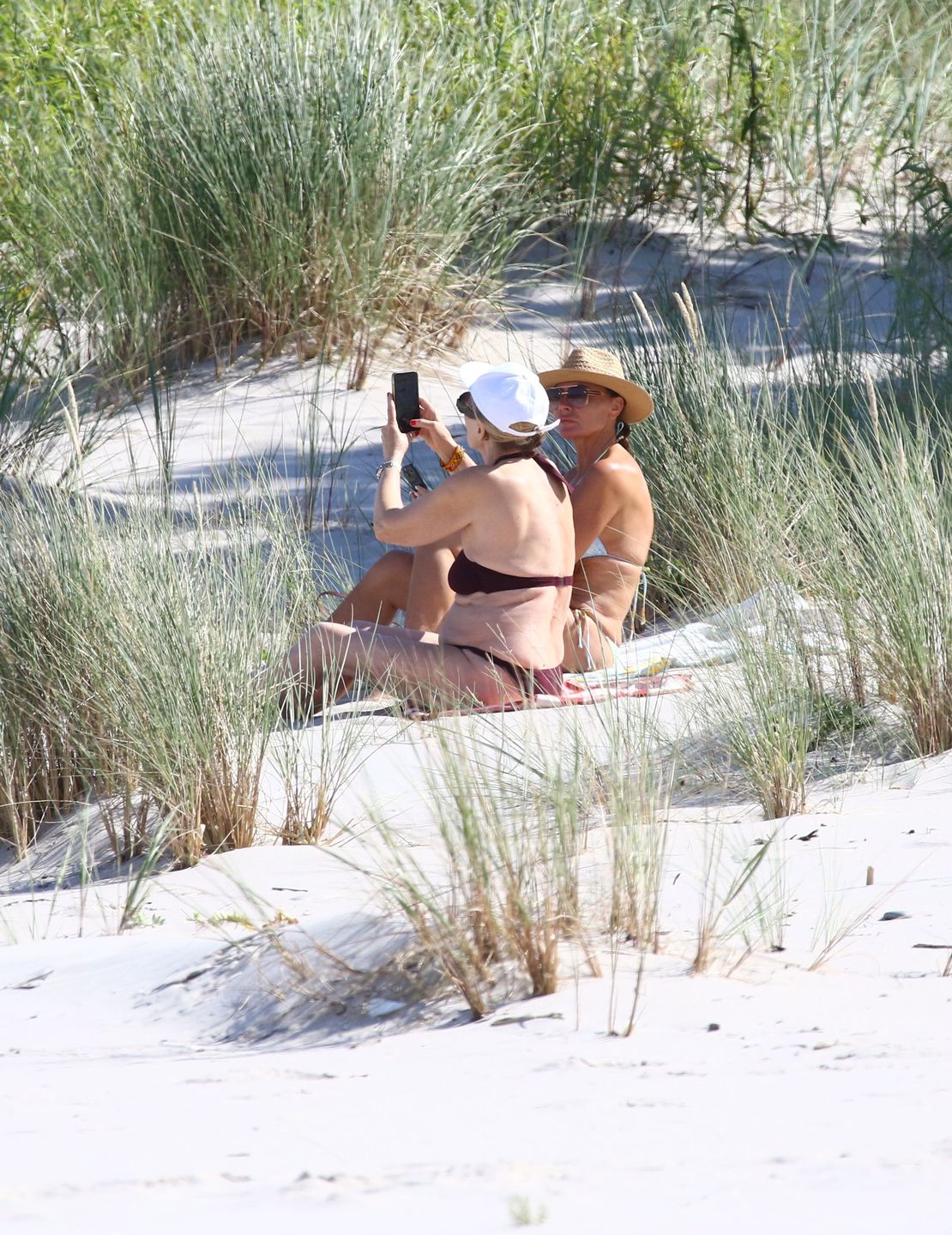 Grażyna Szapołowska wygrzewa się na jurackiej plaży