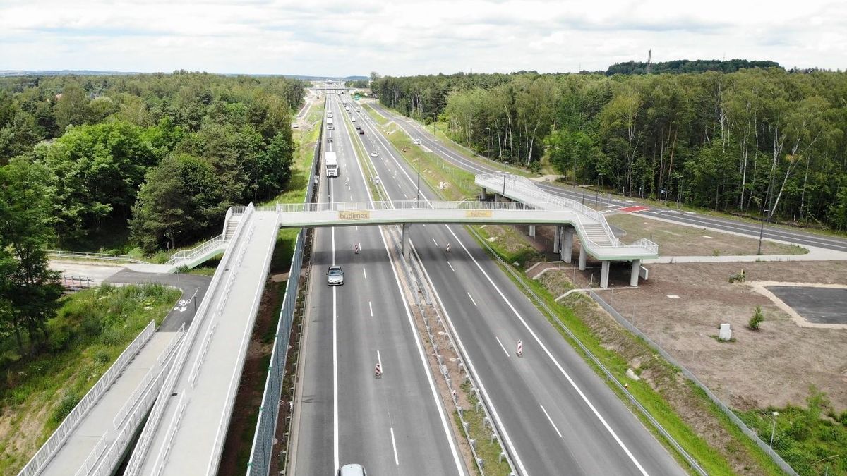 Kładka nad otwartym odcinkiem drogi ekspresowej S1