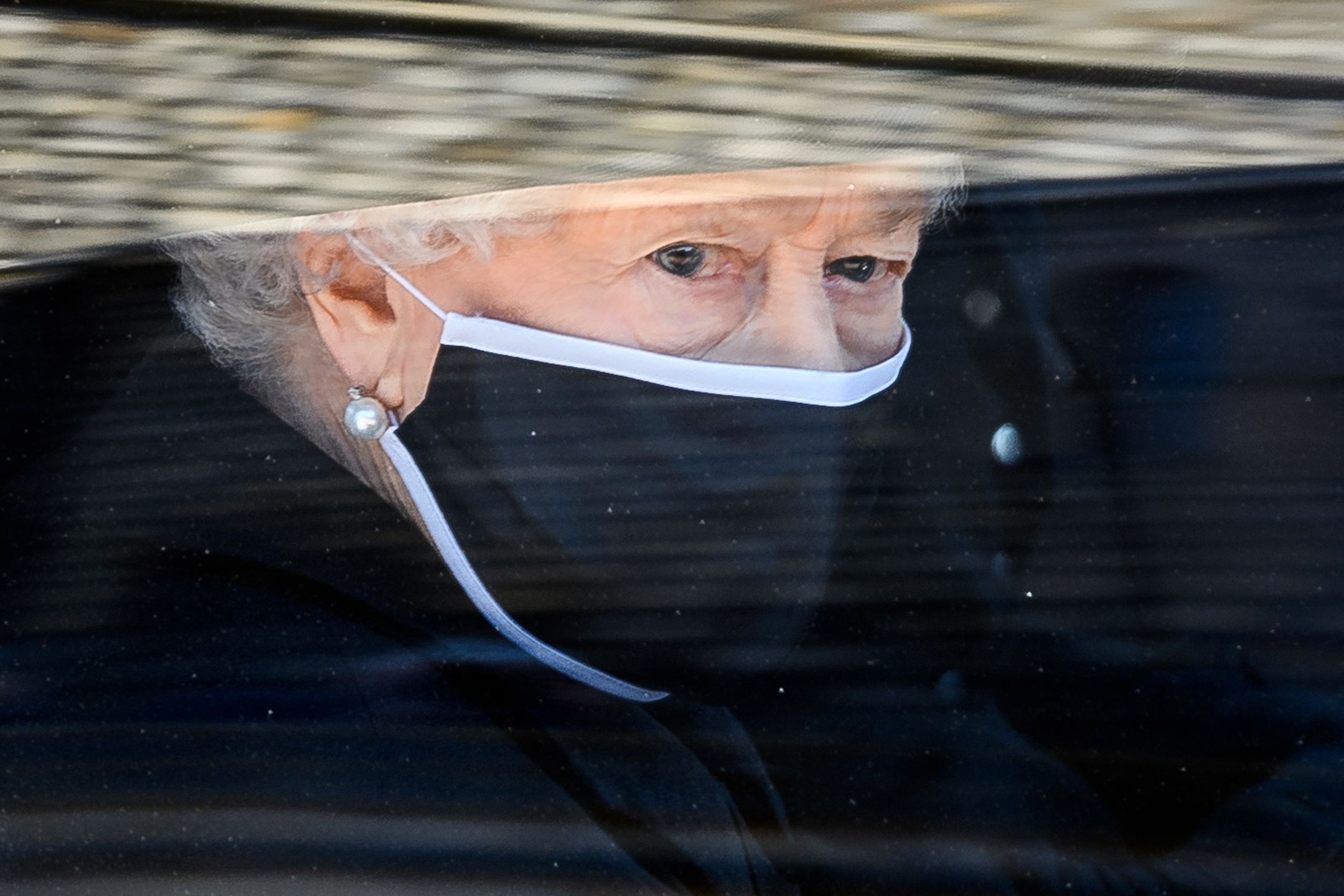 Królowa Elżbieta chce spędzać większość czasu na zamku Windsor, w krypcie którego spoczął jej zmarły mąż