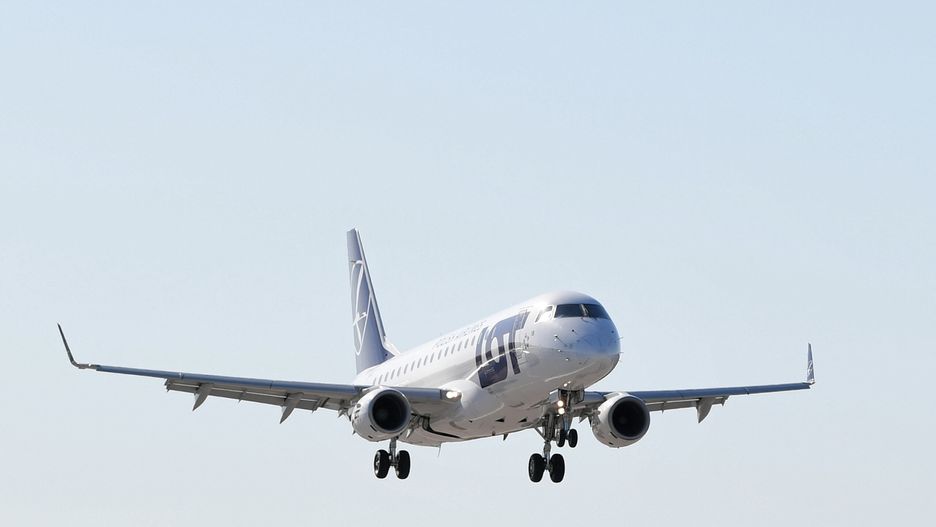 Limit miejsc w samolotach zostanie zniesiony. Jadwiga Emilewicz podała termin