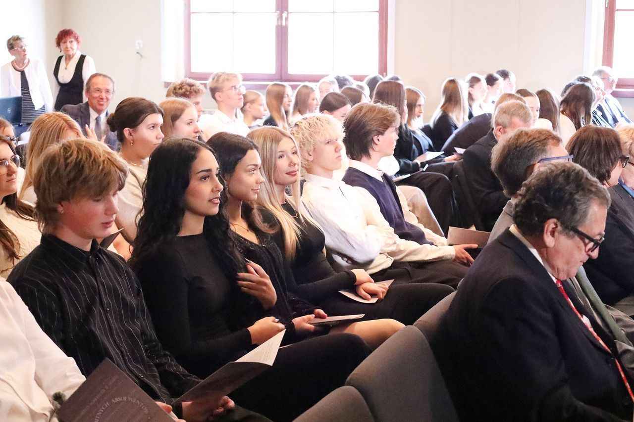 Śrem: Liceum Ogólnokształcące z Wybitnym Absolwentem w Galerii