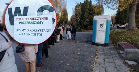 Zamknięte toalety na cmentarzu komunalnym na Majdanku. Odwiedzający oburzeni: „To był absurd w Święto Zmarłych” [ZDJĘCIA]