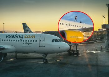 Zaskakujące nagranie z Walencji. Mężczyzna wspiął się na samolot