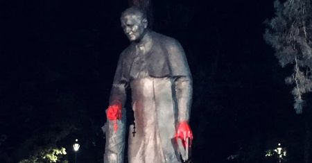 Strajk kobiet. Konstancin-Jeziorna. Zniszczono pomnik Jana Pawła II