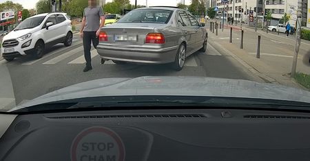 "Chcesz w palnik?!". Kierowca BMW nie zauważył żółtych linii na jezdni