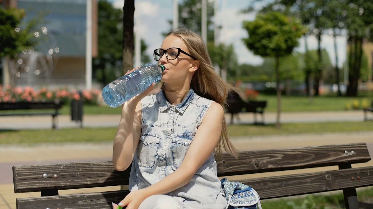 Podczas upałów nie pij zimnej wody. To niebezpieczne