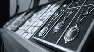 Srebro drożeje. Fotowoltaika rozgrzewa rynek surowcowy