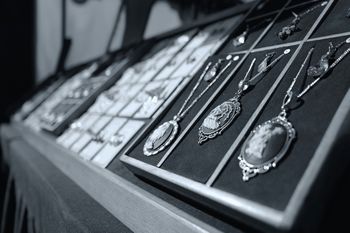 Srebro drożeje. Fotowoltaika rozgrzewa rynek surowcowy