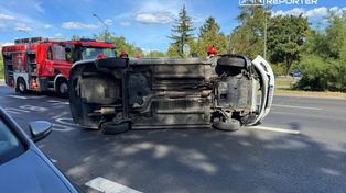 Warszawa: Auto przewróciło się na bok po zderzeniu. Kierowca trzeźwy