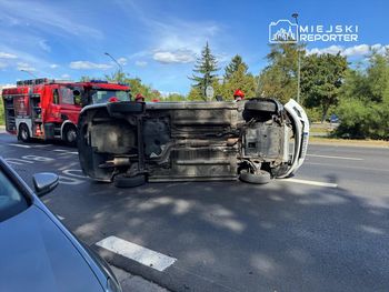 Warszawa: Auto przewróciło się na bok po zderzeniu. Kierowca trzeźwy