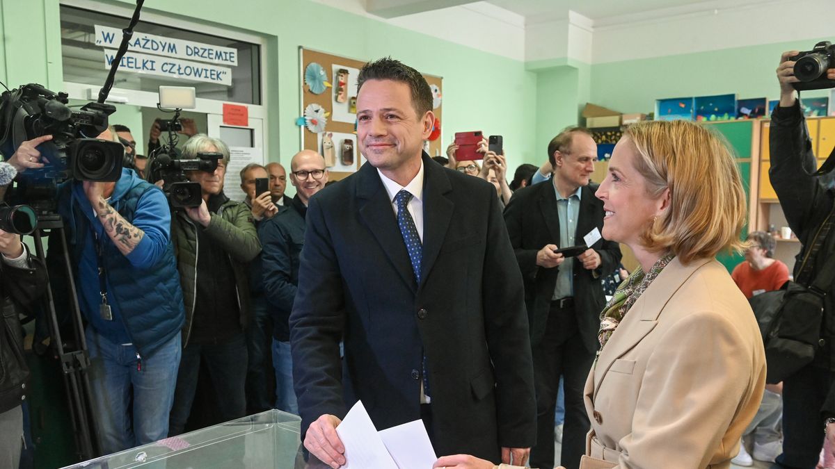 Warszawa, 18.05.2025. Wybory prezydenta RP - I tura. Kandydat KO w wyborach prezydenckich, prezydent Warszawy Rafał Trzaskowski z żoną Małgorzatą głosują w lokalu wyborczym w Warszawie, 18 bm. Trwa głosowanie w I turze wyborów prezydenta RP. Do jego zakończenia obowiązuje cisza wyborcza. (aldg) PAP/Piotr Nowak