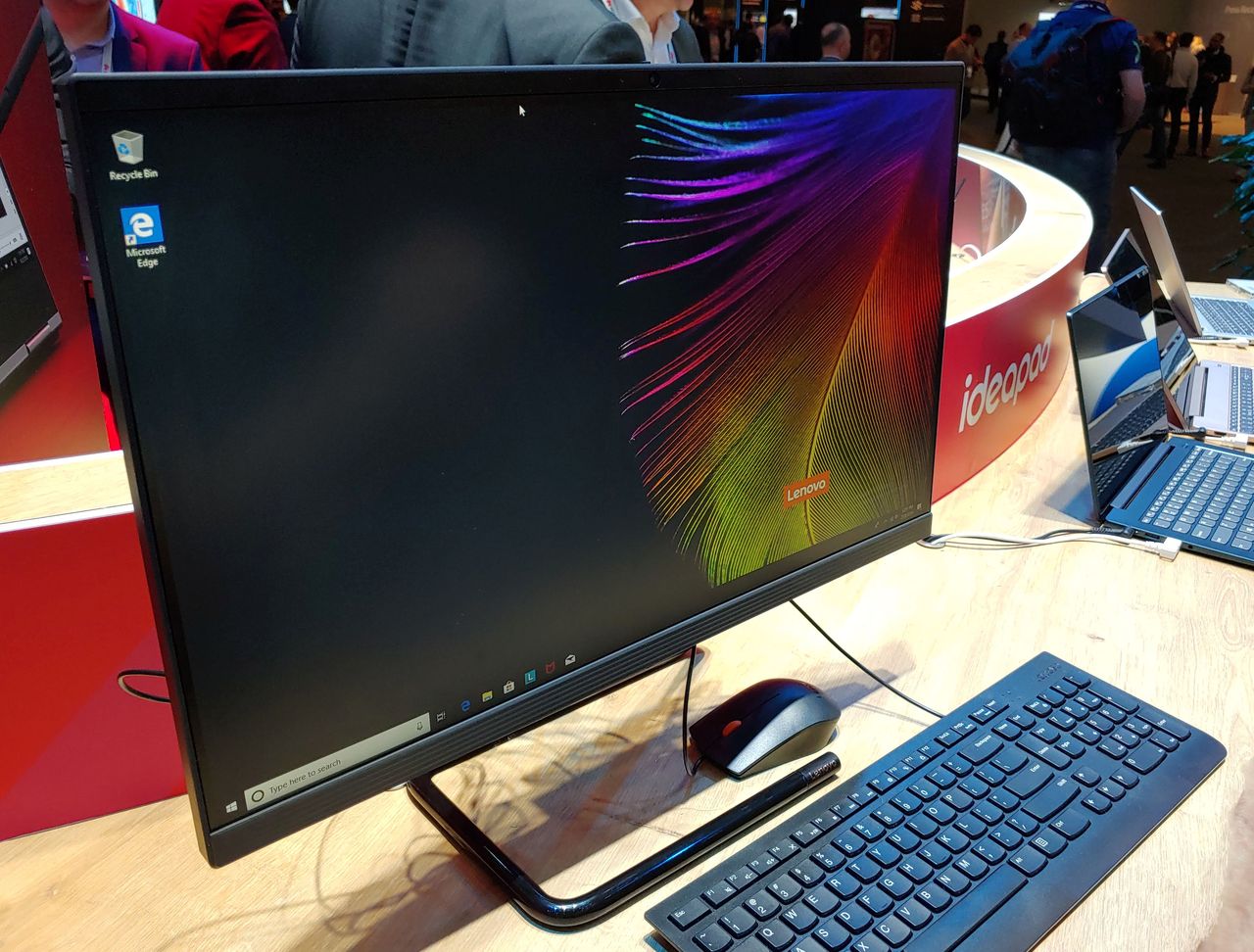 IdeaCentre AIO A340 na stoisku Lenovo na MWC, w tle IdeaPady