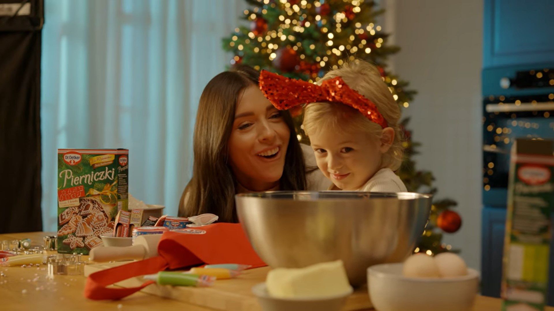 Klaudia Halejcio z córką na planie świątecznej reklamy
