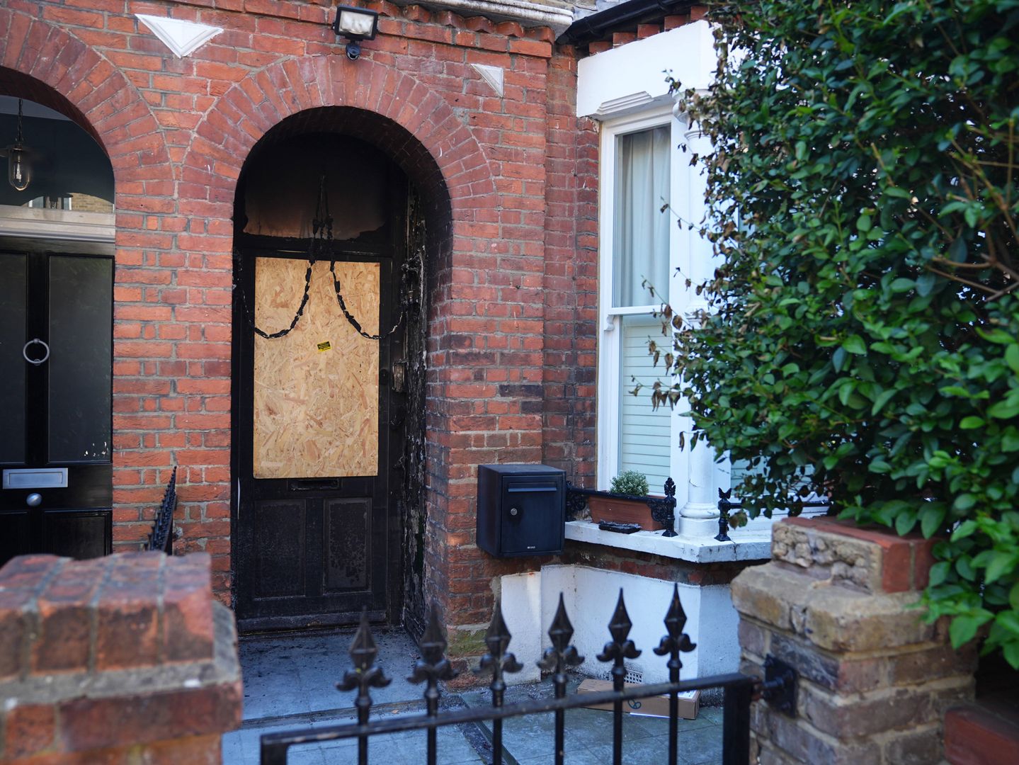 Kentish Town fire
NOTE: FOR REASONS OF SECURITY HOUSE NUMBERS HAVE BEEN BLURRED BY THE PA PICTURE DESK A view of the entrance to Sir Keir Starmer's house in Kentish Town, north London after a suspected arson attack. Emergency services were called to blazes at the doors of two homes in north London within 24 hours of each other - one just after 1.30am on Monday and the other on Sunday - and a 21-year-old man has been arrested over suspected arson attacks on the properties, which are linked to Sir Keir Starmer. Picture date: Tuesday May 13, 2025. 
Dostawca: PAP/PA
James Manning
Kentish, Town, fire##PA2025, POLICE, KentishTown