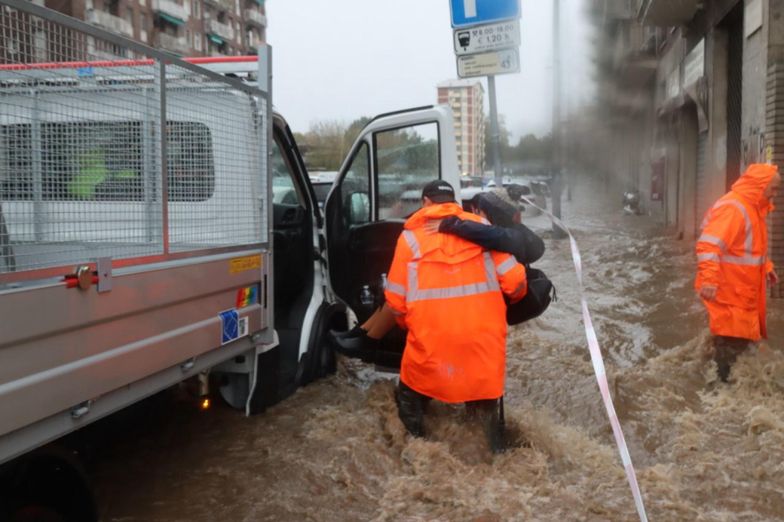 Powodzie i podtopienia w Mediolanie. Przez ulewę ulice zamieniły się w rwące potoki