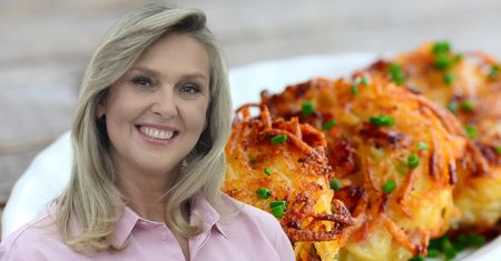 Ewa Wachowicz sieka i miesza z jajkami i cebulą. Placki jeszcze lepsze niż ziemniaczane