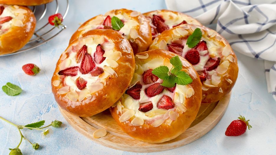 Domowe drożdżówki z truskawkami i budyniem