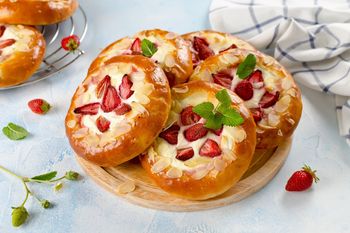 Najlepsze drożdżówki z truskawkami i budyniem. Puszyste, delikatne i wprost obłędne w smaku. Skuś się, a nie pożałujesz
