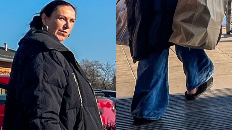 Kayah w zimowym płaszczu i letnich butach